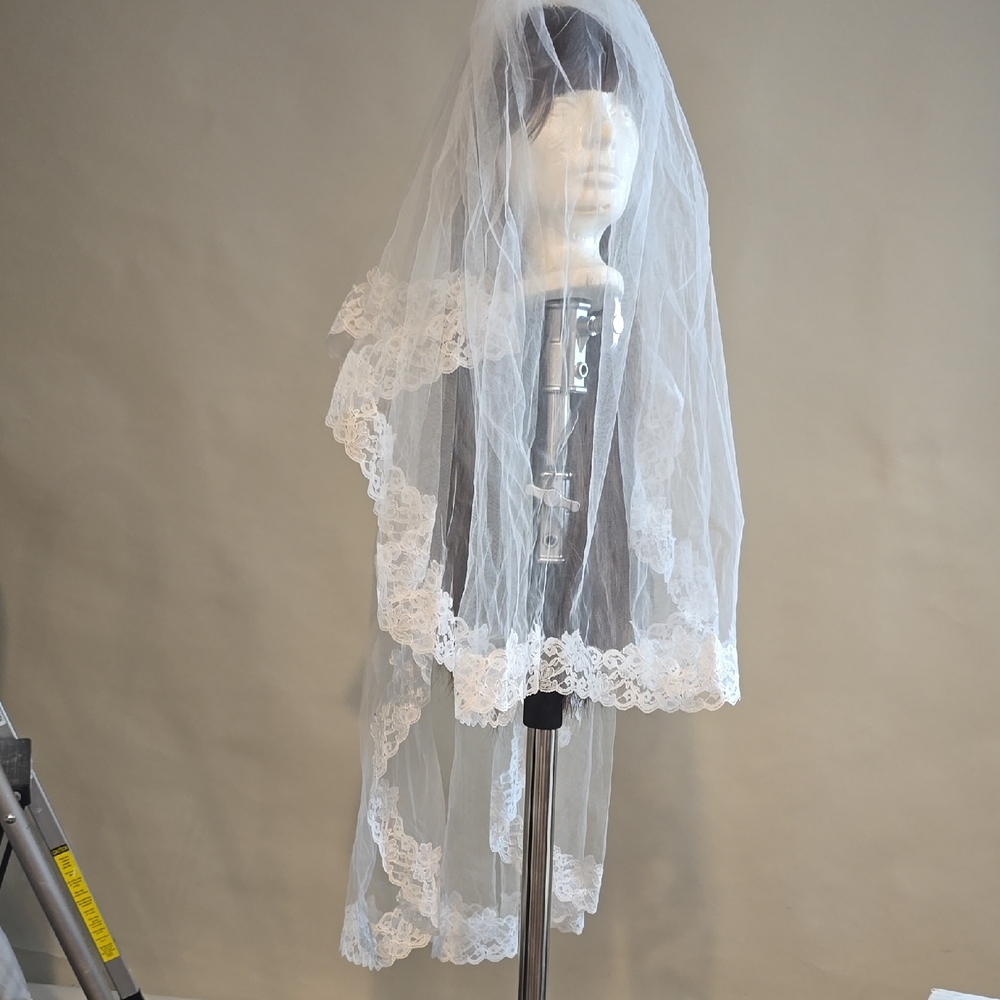 Elegant Vintage White Lace Bridal Veil